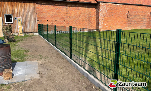 Doppelstabmatten schwer feuerverzinkt und grün beschichtet mit Pfosten 60 x 40 mit Abdeckleisten einbetoniert wurde in Eime von Zaunteam Weser-Leine, Salzhemmendorf im Jahr 2022 erstellt.