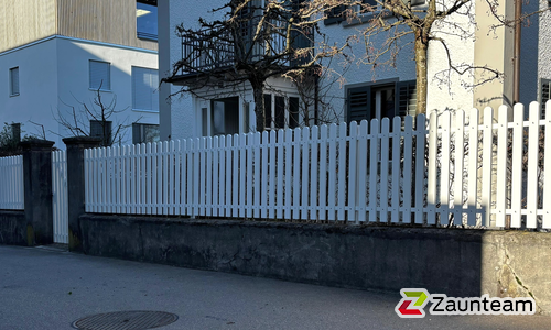 Staketenzaun, weitere Modelle wurde in Thalwil von Zaunteam Zürich, Dietikon im Jahr 2026 erstellt.