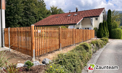 Palisaden mit Lärchenkantpfosten braun wurde in Oberstaufen von Zaunteam Allgäu, Bad Hindelang - Unterjoch im Jahr 2024 erstellt.