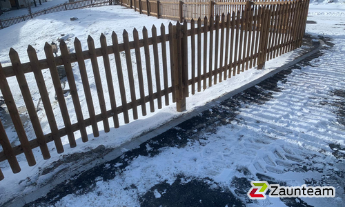 Palisaden mit Lärchenkantpfosten braun wurde in Celerina von Zaunteam Engadin, Zernez im Jahr 2025 erstellt.