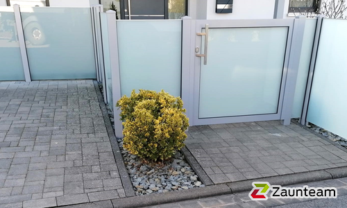Glas Sichtschutz mit vierkant Aluminium-Nutpfosten einbetoniert wurde in Salz von Zaunteam Main-Rhön, Euerdorf im Jahr 2025 erstellt.