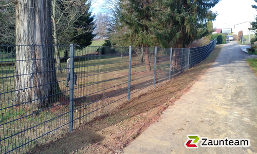 Doppelstabmatten schwer vorverzinkt und anthrazit beschichtet mit Pfosten 60 x 40 mit Bügel einbetoniert wurde in Heiligenkreuz im Lafnitztal von Zaunteam Oststeiermark, Grafendorf bei Hartberg im Jahr 2025 erstellt.