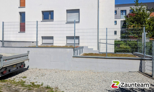 Doppelstabmatten schwer verzinkt mit Pfosten 40x60 verzinkt mit Abdeckleisten mit Fussplatte wurde in Crailsheim von Zaunteam Schwäbisch Hall, Schwäbisch Hall im Jahr 2025 erstellt.