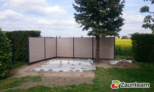 WPC Sichtschutz, Exotic braun / Aluminiumpfosten vierkant metallgrau einbetoniert wurde in Lutherstadt Wittenberg von Zaunteam Fläming, Coswig im Jahr 2017 erstellt.