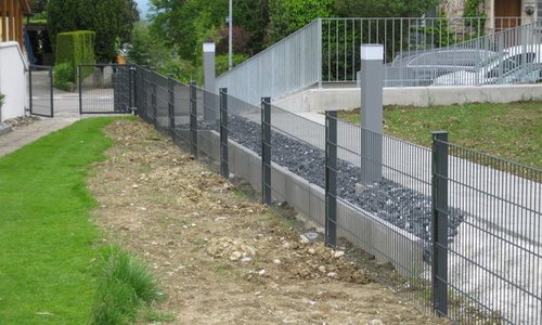 Doppelstabmatten leicht feuerverzinkt und anthrazit beschichtet mit Pfosten 60 x 40 mit Abdeckleisten einbetoniert wurde in Frauenfeld von Zaunteam Thurgau AG, Felben im Jahr 2013 erstellt.