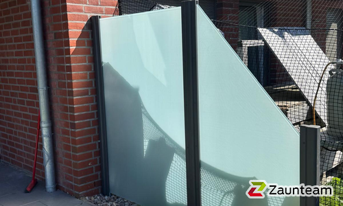 Glas Sichtschutz mit vierkant Aluminium-Nutpfosten einbetoniert wurde in Harsefeld von Zaunteam Stade-Geestland, Horneburg im Jahr 2025 erstellt.