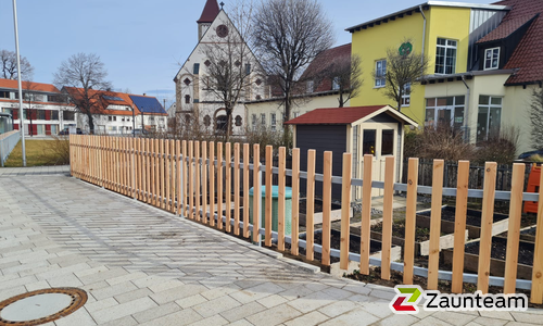 Staketen Holz vor die Pfosten / T-Stahl Pfosten feuerverzinkt einbetoniert wurde in Bubsheim von Zaunteam Lkr. Rottweil, Dietingen-Rotenzimmern im Jahr 2024 erstellt.
