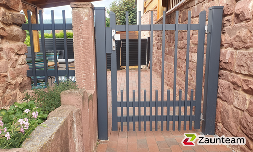 Staketen Aluzaun einbetoniert wurde in Eichenbühl von Zaunteam Westfranken, Eichenbühl im Jahr 2025 erstellt.