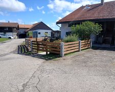 Bohlenzaun mit Lärchenkantpfosten braun wurde in Ferlens von Swissclôture Léman, Forel (Lavaux) im Jahr 2025 erstellt.