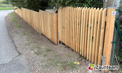Lärchenzaun gerade mit Lärchenvierkantpfosten 90x90 wurde in Ettendorf  von Zaunteam Kärnten-Ost, Bodensdorf im Jahr 2026 erstellt.