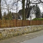 Palisaden mit Lärchenkantpfosten braun wurde in Darmstadt von Zaunteam Bergstraße-Ried, Lorsch im Jahr 2019 erstellt.