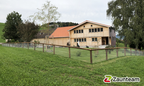 Halbrundlattenzaun mit Diagonalgeflecht verzinkt mit Lärchenkantpfosten braun wurde in Stein AR von Zaunteam Appenzellerland, Wasserauen im Jahr 2018 erstellt.