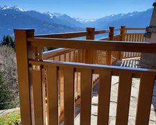 Aluminium Geländer Classic mit Aluminiumpfosten vierkant RAL Standardfarbe Aufsatzmontage wurde in Beatenberg von Zaunteam Berner Oberland, Ringgenberg im Jahr 2025 erstellt.
