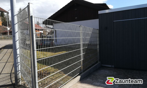 Doppelstabmatten schwer verzinkt mit Pfosten 40x60 verzinkt mit Abdeckleisten einbetoniert wurde in Burgberg von Zaunteam Allgäu, Bad Hindelang - Unterjoch im Jahr 2018 erstellt.