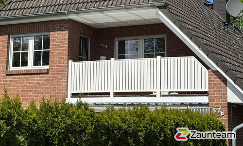 Aluminium Geländer Classic mit Aluminiumpfosten vierkant RAL Standardfarbe Aufsatzmontage wurde in Buchholz von Zaunteam Stade-Geestland, Horneburg im Jahr 2026 erstellt.