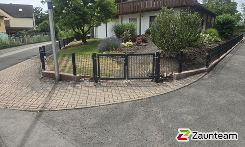 Doppelstabmatten schwer vorverzinkt und anthrazit beschichtet mit Pfosten 40x60 mit Abdeckleisten in Aussparung wurde in Großbardorf von Zaunteam Main-Rhön, Euerdorf im Jahr 2026 erstellt.