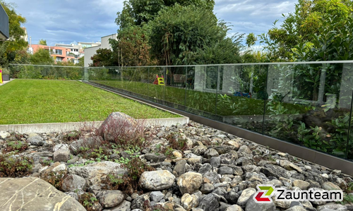 Glas Geländer mit Profilschiene Aufsatzmontage wurde in Horgen von Zaunteam Zürich, Dietikon im Jahr 2024 erstellt.