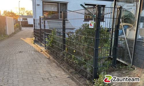 Doppelstabmatten schwer feuerverzinkt und anthrazit beschichtet mit Pfosten 60 x 40 mit Abdeckleisten einbetoniert wurde in Kronshagen von Zaunteam Kiel, Kiel im Jahr 2026 erstellt.