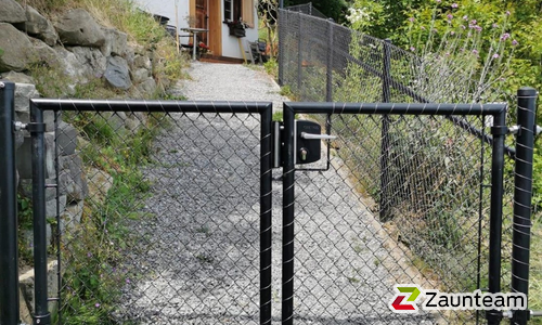 Diagonalgeflecht anthrazit metallic mit Rohrpfosten anthrazit metallic einbetoniert wurde in Schachen bei Reute von Zaunteam Appenzellerland, Wasserauen im Jahr 2025 erstellt.