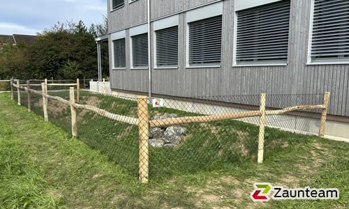 Diagonalgeflecht anthrazit mit Robinienpfosten rund wurde in Oberbüren von Zaunteam Toggenburg, Ebnat-Kappel im Jahr 2025 erstellt.