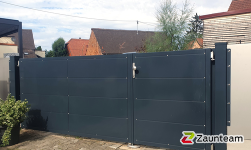 Aluminium Sichtschutztor 2-flüglig wurde in Külsheim-Hundheim von Zaunteam Westfranken, Eichenbühl im Jahr 2023 erstellt.