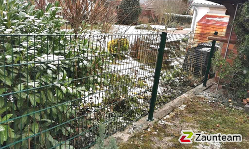 Doppelstabmatten schwer vorverzinkt und anthrazit beschichtet mit Pfosten Vario mit Fussplatte wurde in Leipzig von Zaunteam Leipzig, Leipzig im Jahr 2021 erstellt.