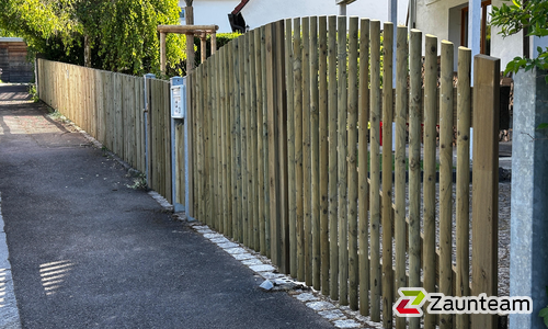 Palisadenzaun, weitere Modelle wurde in Ulm von Zaunteam Ulm, Lonsee im Jahr 2025 erstellt.
