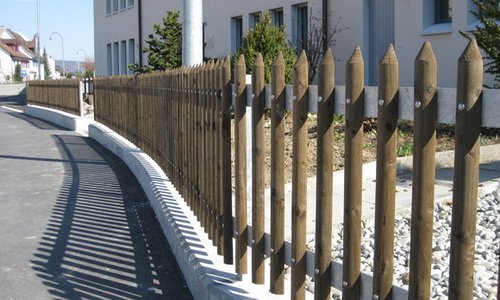 Palisaden mit T-Stahlpfosten verzinkt einbetoniert wurde in Rheinau von Zaunteam Neftenbach, Neftenbach im Jahr 2011 erstellt.