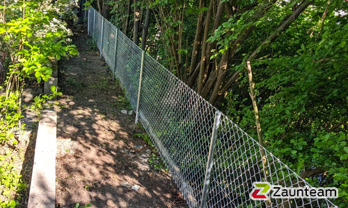 Diagonalgeflecht verzinkt mit Rohrpfosten verzinkt einbetoniert wurde in Dietikon von Zaunteam Zürich, Dietikon im Jahr 2024 erstellt.
