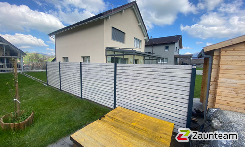 Alu Varioprofil Rhombus 80, Aluminiumpfosten vierkant 85 x 85 mm einbetoniert wurde in Appenzell von Zaunteam Appenzellerland, Wasserauen im Jahr 2023 erstellt.