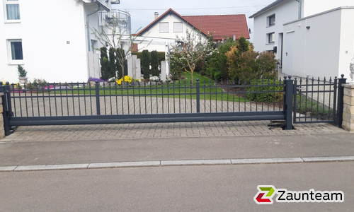 Schiebetor Stahl wurde in Trossingen von Zaunteam Lkr. Rottweil, Dietingen-Rotenzimmern im Jahr 2026 erstellt.