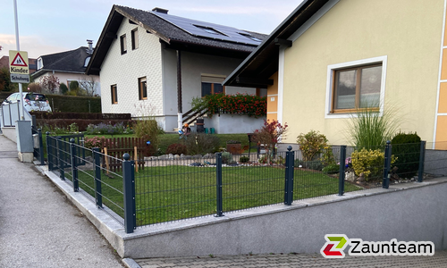 Doppelstabmatten leicht vorverzinkt und anthrazit beschichtet mit Pfosten 40x60 mit Abdeckleistenmit Fussplatte wurde in Amstetten von Zaunteam Haunschmid, Ardagger im Jahr 2025 erstellt.