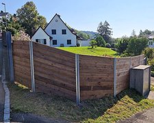 Sichtschutz aus Bohlen mit U-Stahl Profil Pfosten wurde in Uerikon am See von Zaunteam Zürich Oberland, Gutenswil im Jahr 2024 erstellt.