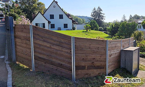 Sichtschutz aus Bohlen mit U-Stahl Profil Pfosten wurde in Uerikon am See von Zaunteam Zürich Oberland, Gutenswil im Jahr 2024 erstellt.