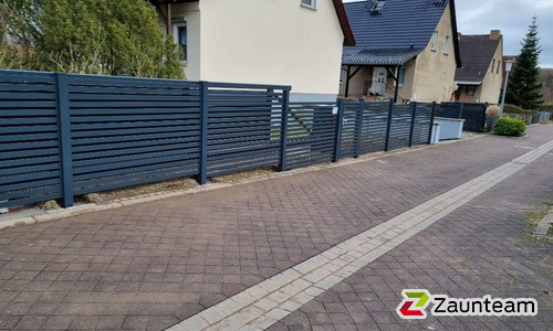 Modern Aluzaun einbetoniert wurde in Rottleberode von Zaunteam Halle, Halle im Jahr 2023 erstellt.