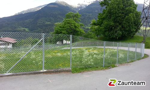Diagonalgeflecht verzinkt mit Rohrpfosten verzinkt einbetoniert wurde in Landeck von Zaunteam Tirol Unterland, Schwoich im Jahr 2014 erstellt.