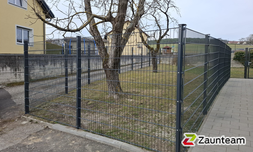 Doppelstabmatten schwer feuerverzinkt und anthrazit beschichtet mit Pfosten 60 x 40 mit Abdeckleisten einbetoniert wurde in Gallneukirchen von Zaunteam Unteres-Mühlviertel, Bad Zell im Jahr 2026 erstellt.