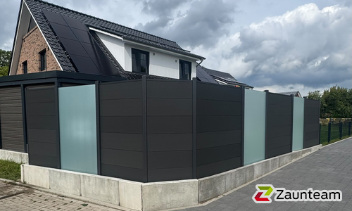 System WPC Sichtschutz, Platinum XL mit Alupfosten einbetoniert wurde in Schwanewede von Zaunteam Stade-Geestland, Horneburg im Jahr 2026 erstellt.