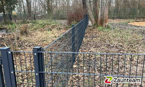 Doppelstabmatten leicht feuerverzinkt und anthrazit beschichtet mit Pfosten 60 x 40 mit Abdeckleisten einbetoniert wurde in Leipzig von Zaunteam Halle, Halle im Jahr 2025 erstellt.