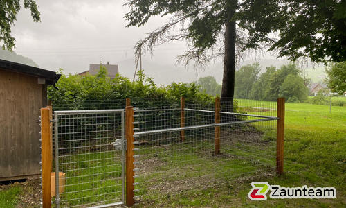 Knotengitter Torus, engmaschig mit Robinienpfosten vierkant wurde in Urnäsch von Zaunteam Appenzellerland, Wasserauen im Jahr 2025 erstellt.