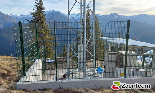 Doppelstabmatten schwer feuerverzinkt und grün beschichtet mit Pfosten 60 x 40 mit Abdeckleisten mit Fussplatte wurde in Gerlos von Zaunteam Tirol Unterland, Schwoich im Jahr 2025 erstellt.