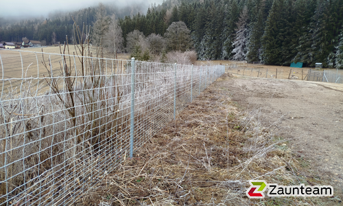 Knotengitter leicht mit Rohrpfosten verzinkt einbetoniert wurde in Tragöß  von Zaunteam Obersteiermark-Ost, Kapfenberg im Jahr 2025 erstellt.