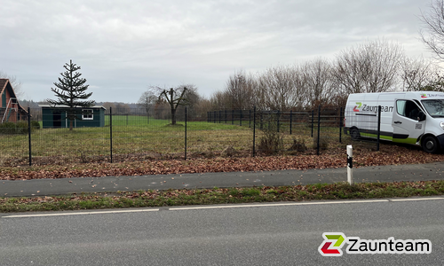 Doppelstabmatten schwer feuerverzinkt und anthrazit beschichtet mit Pfosten 60 x 40 mit Abdeckleisten einbetoniert wurde in Rumohr von Zaunteam Südostholstein, Högersdorf im Jahr 2025 erstellt.