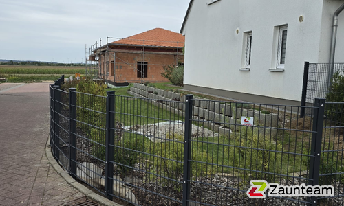 Doppelstabmatten schwer vorverzinkt und anthrazit beschichtet mit Pfosten 60 x 40 mit Abdeckleisten einbetoniert wurde in Schnackenwerth von Zaunteam Main-Rhön, Euerdorf im Jahr 2025 erstellt.