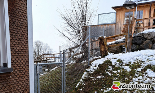 Diagonalgeflecht verzinkt mit Rohrpfosten verzinkt einbetoniert wurde in wildhaus von Zaunteam Werdenberg, Werdenberg im Jahr 2025 erstellt.