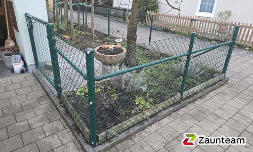 Diagonalgeflecht grün mit Rohrpfosten grün einbetoniert wurde in Frauenfeld von Zaunteam Thurgau, Felben im Jahr 2025 erstellt.