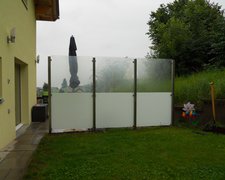 Glas Sichtschutz mit vierkant Edelstahlpfosten einbetoniert (CH) wurde in Filzbach von Zaunteam Linth GmbH & Zaunteam Toggenburg, Uznach im Jahr 2014 erstellt.
