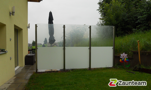 Glas Sichtschutz mit vierkant Edelstahlpfosten einbetoniert (CH) wurde in Filzbach von Zaunteam Linth GmbH, Uznach im Jahr 2014 erstellt.