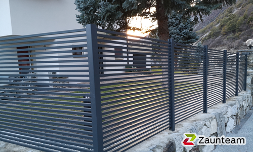Aluminium Sichtschutz wurde in Getwing von Zaunteam Wallis, Niedergesteln im Jahr 2020 erstellt.