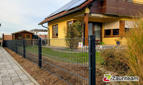 Doppelstabmatten schwer feuerverzinkt und anthrazit beschichtet mit Pfosten 60 x 40 mit Abdeckleisten einbetoniert wurde in Gaildorf von Zaunteam Schwäbisch Hall, Schwäbisch Hall im Jahr 2025 erstellt.